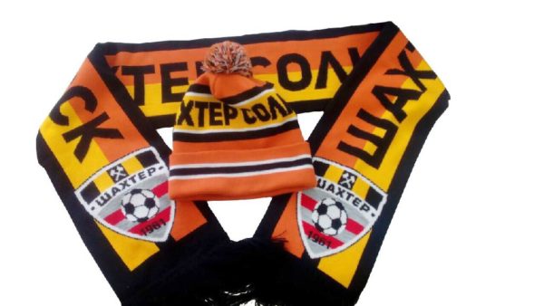 Шарф вязаный с логотипом 61 600x338 - Футбольные шарфы